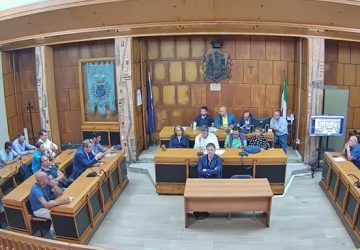 Giarre, Consiglio supporta l'amministrazione ma attende un rilancio