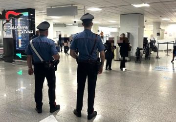 Rientra dalla Germania per uccidere madre e sorella: arrestato 50enne