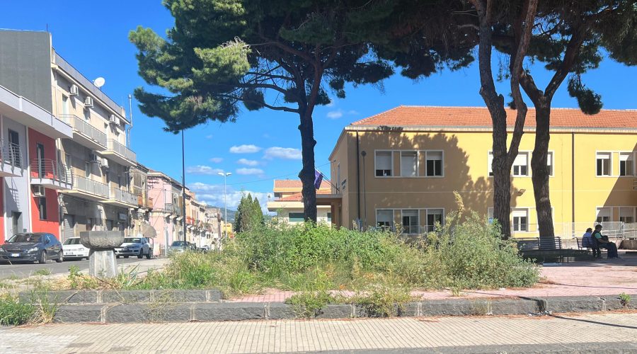 Piazza Don Bosco a Giarre: dieci mesi dopo il crollo del pino tutto rimane immobile