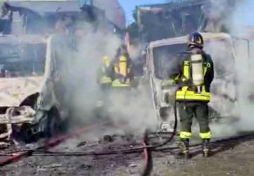 Incendio nel parcheggio di un'azienda di trasporti: distrutti 3 camion