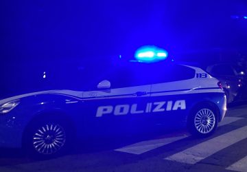 Accoltella ripetutamente la madre che gli nega i soldi per la droga: arrestato