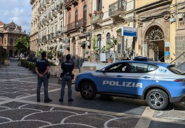 Parcheggiatore abusivo e "prepotente" molesta automobilisti e danneggia le auto: arrestato