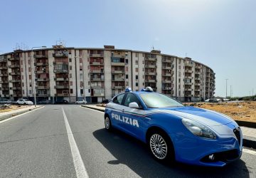 Beccato mentre confeziona la droga davanti ai suoi figli di soli 3 e 7 anni: arrestato