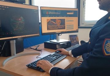 Perseguita, minaccia e pubblica foto in atteggiamenti intimi della ex: braccialetto elettronico per un 37enne