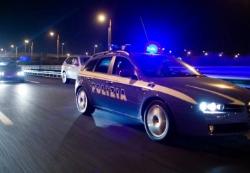 Tenta di compiere gesto estremo in autostrada: salvata in extremis dalla Polizia
