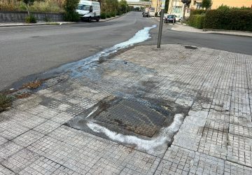 Giarre: reflui fognari invadono le strade del quartiere Satellite. Protestano i residenti