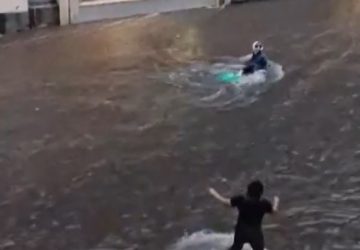 Salva un uomo trascinato dalla corrente in via Etnea: &egrave; l'eroina Angela