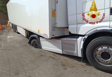 Tir sprofonda in parte in una voragine apertasi sulla strada profonda 10 metri, intervento dei Vvf