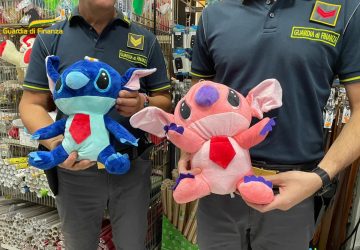 Contraffazione, Finanza sequestra circa 58.000 articoli in 13 esercizi commerciali: 10 denunciati VIDEO