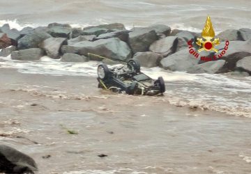 Torre Archirafi, coniugi salvano occupanti auto in panne durante l'esondazione del Torrente Babbo VIDEO