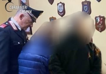 Rubano una borsa in una rivendita di tabacchi ad Acireale: denunciata una coppia di borseggiatori