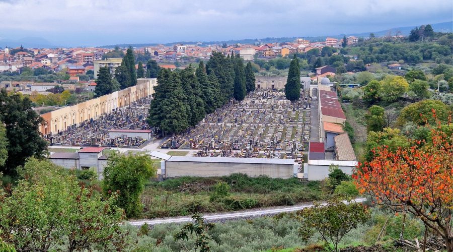 Randazzo, la Commissione straordinaria blocca il project financing milionario per l’ampliamento del cimitero comunale: irregolarità e violazioni procedurali