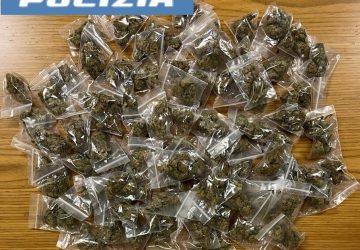Tentano di fuggire con un centinaio di dosi di droga addosso: arrestati due 18enni
