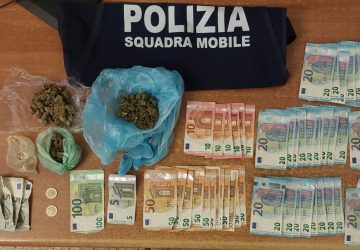 Pusher di 22 anni con crack e marijuana: arrestato