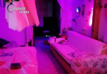 Non riconosce i Carabinieri e gli offre il &ldquo;men&ugrave; della casa&rdquo;: denunciata &ldquo;maitresse&rdquo;