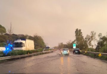 Maltempo, strade come torrenti nel Giarrese. Evacuate 5 famiglie a Giarre. Auto in mare a Riposto I VIDEO