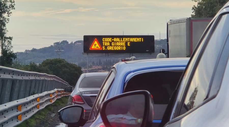 Tragedia lungo la A18: scende dall’auto e viene investito da un’auto in transito