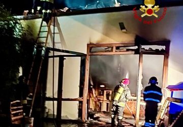 Linguaglossa, nella notte a fuoco una falegnameria