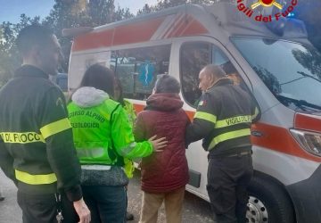 Escursionista si frattura una gamba sull'Etna: soccorsa da vigili del fuoco e 118