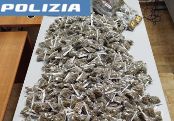 Scoperto garage con 8 kg di droga e parti di auto rubate. Indagini in corso