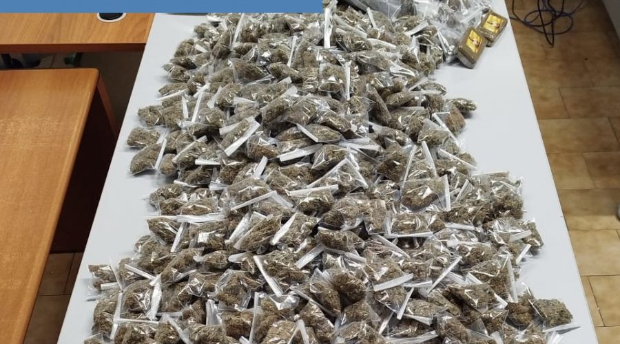 Scoperto garage con 8 kg di droga e parti di auto rubate. Indagini in corso