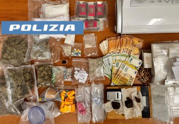 Beccato con 1 kg di droga tra ketamina, hashish, marijuana, cocaina ed ecstasy: arrestato 43enne