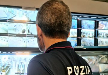 Ruba uno smartphone in aeroporto ma viene beccata dalla Polizia di Stato