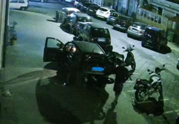 Ruba un motociclo caricandolo in auto: denunciato 43enne