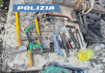 Si intrufolano all&rsquo;interno di un ex cementificio per rubare materiale ferroso: due ladri arrestati