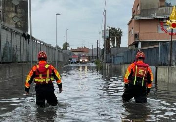 Maltempo, pioggia incessante in provincia di Catania. Diversi interventi dei vigili del fuoco