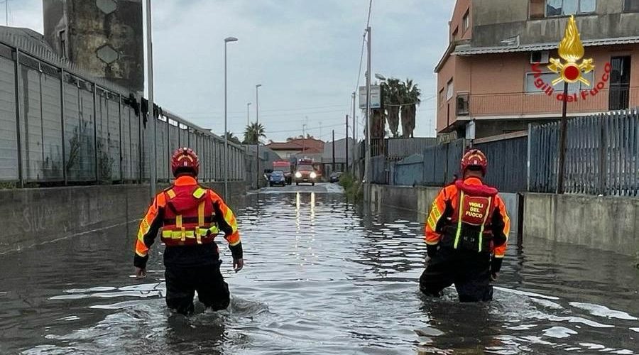 Maltempo, pioggia incessante in provincia di Catania. Diversi interventi dei vigili del fuoco