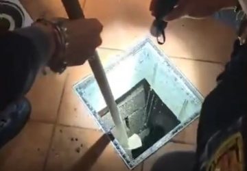 Getta la droga nel water, recuperata dalla polizia tra i liquami: arrestato pluripregiudicato, sequestrati 27 mila euro VIDEO