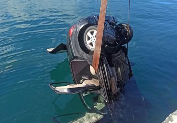Porto di Riposto: si distrae e la sua auto finisce in mare