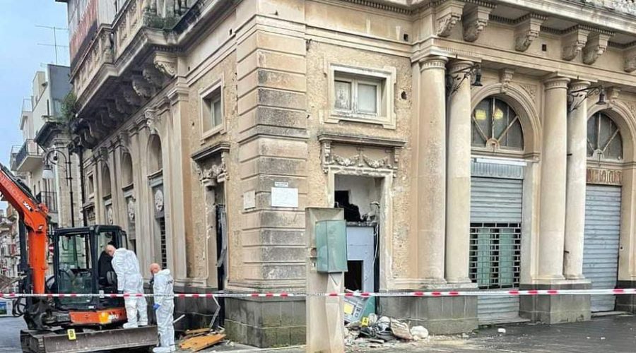 Ennesimo furto con spaccata ad un Bancomat nella notte