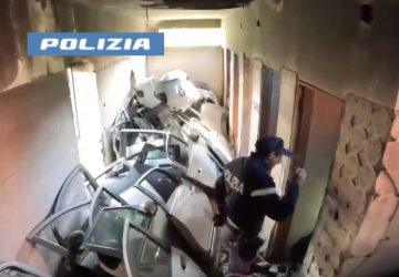 Scovato deposito con pezzi di ricambio di auto rubate per un valore di 250.000 euro VIDEO