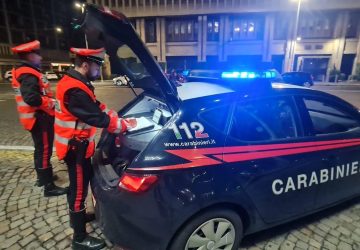 Sanitari del 118 accorrono per soccorrere un ferito ma lui li aggredisce con calci e pugni: denunciato