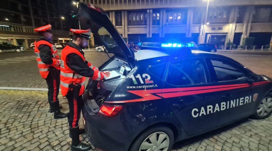Sanitari del 118 accorrono per soccorrere un ferito ma lui li aggredisce con calci e pugni: denunciato