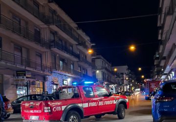 Giarre, intonaco a rischio crollo da un palazzo in viale Libert&agrave;