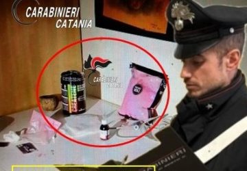 Ingoia una busta con ketamina, cocaina rosa e MDMA ma rischia di soffocare: pusher salvato e arrestato dai Carabinieri