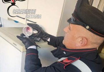 Aci Catena, sorpreso con pi&ugrave; di 80 dosi tra crack e cocaina: arrestato pusher 51enne