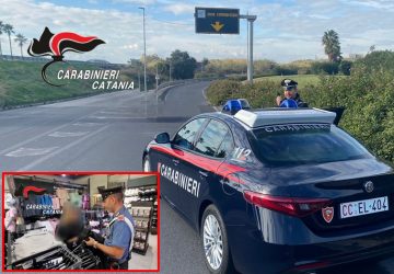 Shopping a "costo zero": ruba capi di abbigliamento e 9 paia di scarpe in un negozio: scoperta e arrestata