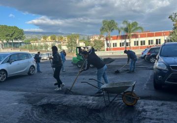 Giarre, Liceo &ldquo;Leonardo&rdquo; in azione con uomini e donne e mezzi speciali per ripulire dal fango e dall&rsquo;acqua