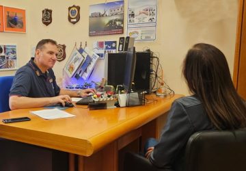 Calci e pugni per i genitori e la sorella: arrestato 23enne acese