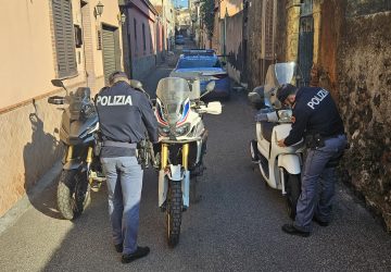 Un appartamento abbandonato trasformato in un deposito di moto rubate VIDEO