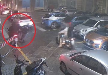 Senza casco tenta di sfuggire a posto di controllo ma investe poliziotto: arrestato 18enne