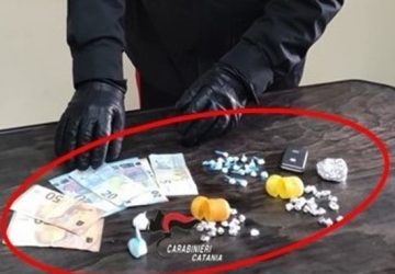 Giarre, beccato con 60 dosi di cocaina: denunciato 18enne