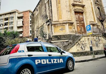 "Singolar tenzone" tra due parcheggiatori abusivi a colpi di bottiglia: un arresto per tentato omicidio
