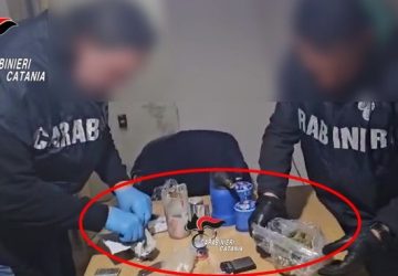 Un&rsquo;intera palazzina adibita allo spaccio di droga: vi era anche una stanza dedicata al consumo "in tranquillit&agrave;"