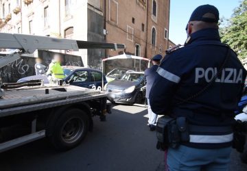 Denunciato ennesimo parcheggiatore abusivo: offriva &ldquo;abbonamenti&rdquo; mensili. Custodiva le chiavi di 40 auto parcheggiate in divieto di sosta