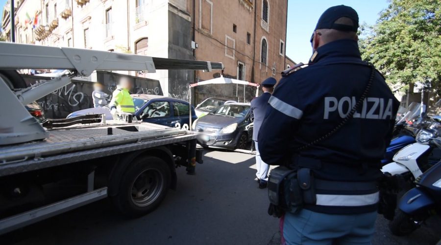 Denunciato ennesimo parcheggiatore abusivo: offriva “abbonamenti” mensili. Custodiva le chiavi di 40 auto parcheggiate in divieto di sosta